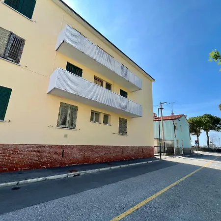 Genova 9 * غرادو